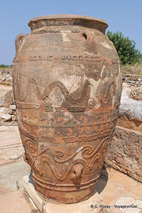 Pithos visto en su totalidad, utilizan probablemente para almacenar petróleo o el vino, Palacio de Malia - Creta, Grecia