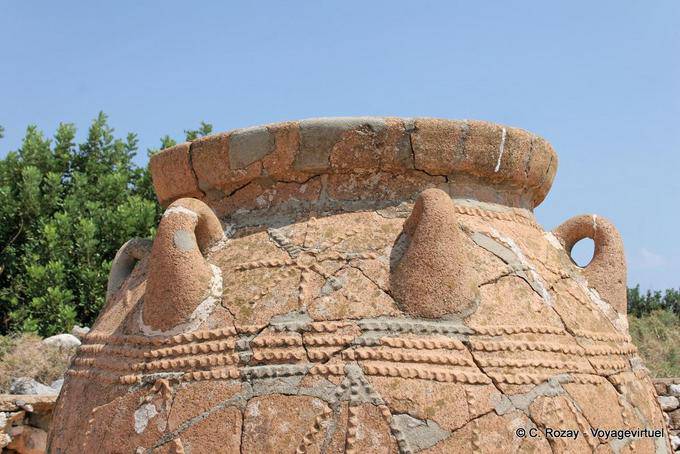 Solar déco en un pithos utiliza para almacenar productos agrícolas no perecederos, Malia - Creta, Grecia