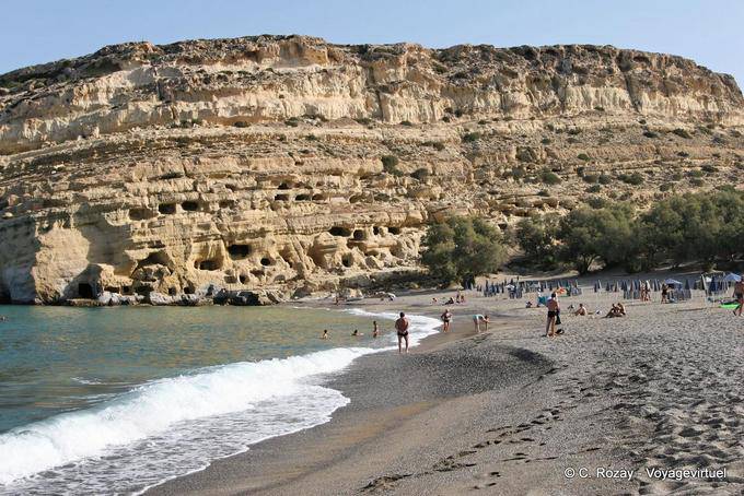 La playa en el arco y el sitio protegido de las cuevas funerarias de Matala - Creta, Grecia