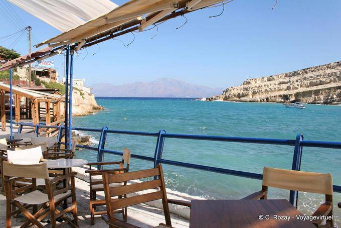 La entrada al puerto natural desde la terraza de una taberna, Matala - Creta, Grecia