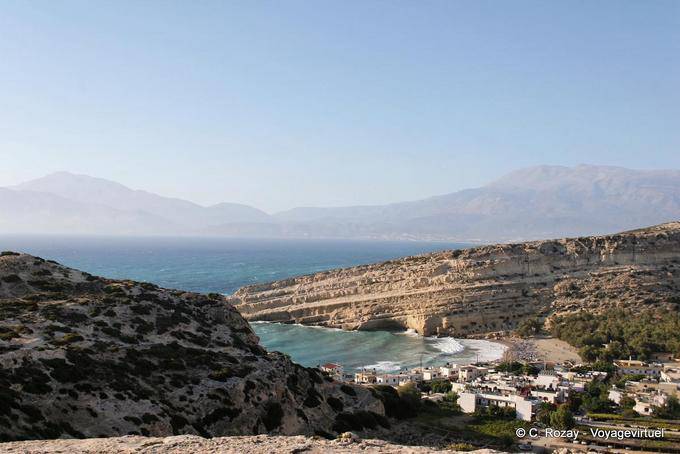 Matala, vista panorámica de la bahía de Messara desde lo alto de Theosyni - Creta, Grecia