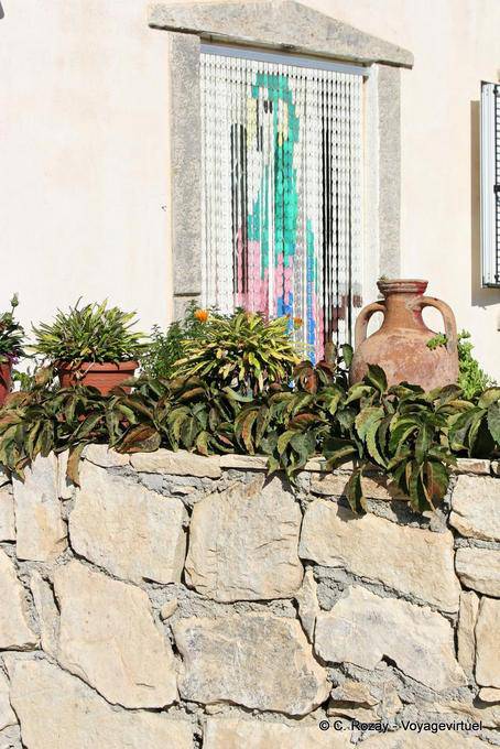 Entrada casera y pared de piedra, llanura de Messara - Creta, Grecia