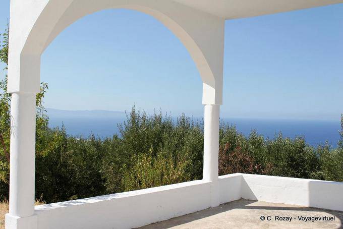 Vista desde la terraza de una capilla en altas Mochlos - Creta, Grecia