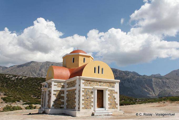 Pahia Ammos aislado capilla antes de las montañas - Creta, Grecia