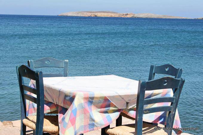 Tabla en la orilla del mar a la playa Chiona Palekastro - Creta, Grecia