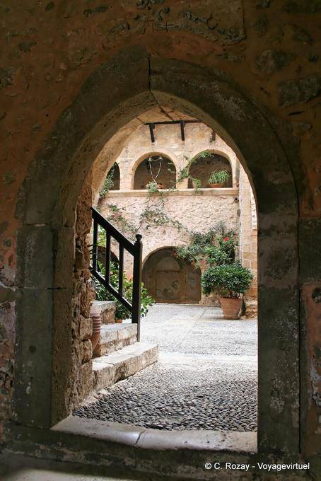 Vista del claustro del monasterio de Toplou (Moni Panagia Akrotiriani) - Creta, Grecia