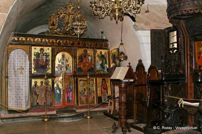 Pequeña nave de la pared de la iglesia con los iconos bizantinos, Moni Toplou - Creta, Grecia