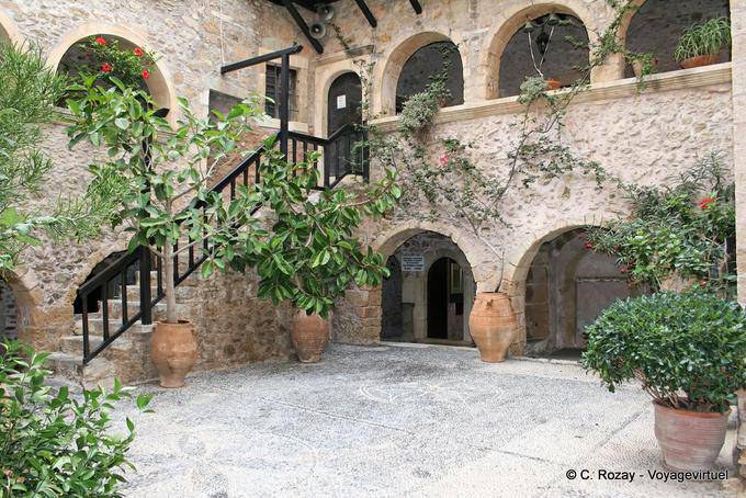 Un patio de Moni Toplou - Creta, Grecia