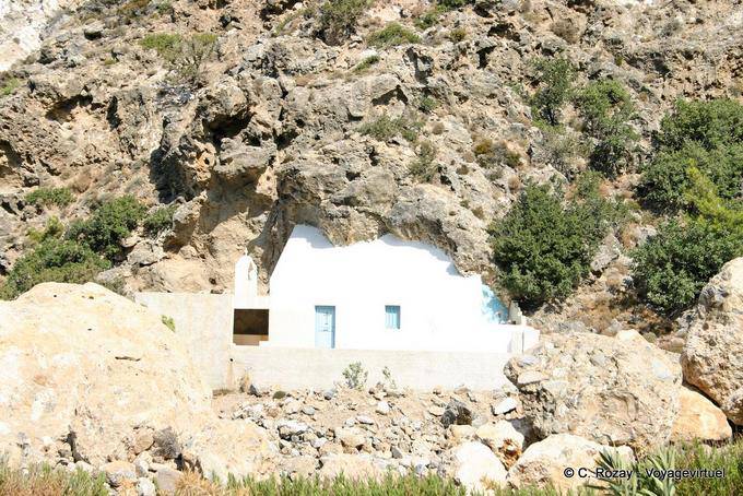Capilla en la roca en el camino entre Paleochora y Sougia - Creta, Grecia