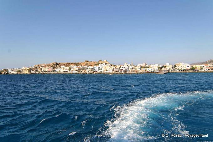 Barco lado vista a la ciudad, Paleochora - Creta, Grecia