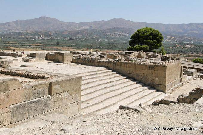 Las escaleras de la entrada oeste del palacio de Festos - Creta, Grecia