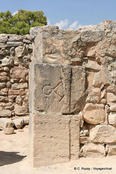 Registrarte tallada en piedra con una abertura, Palacio de Phaistos - Creta, Grecia