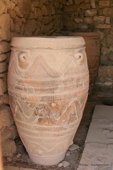 Tarro grande, o pithos con decoraciones en relieve, Phaistos - Creta, Grecia
