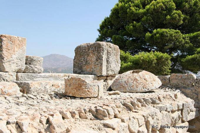 Viejas piedras y restos de muela, Phaistos - Creta, Grecia