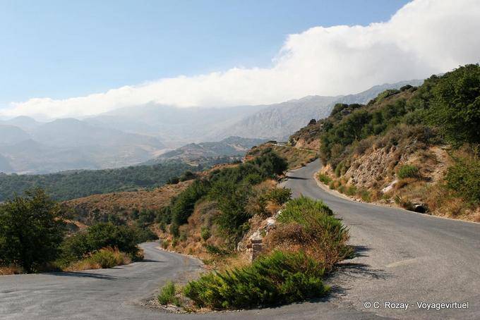 Horquilla una carretera de montaña por encima de Plakias - Creta, Grecia