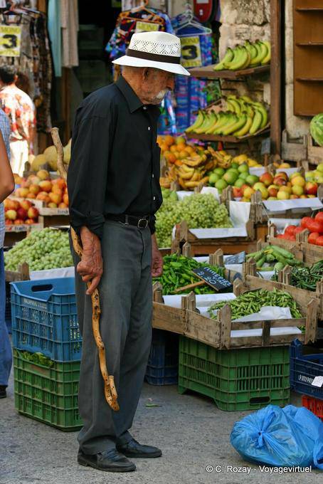 Caña de Creta frente a un puesto de frutas y verduras, Rethymnon - Creta, Grecia