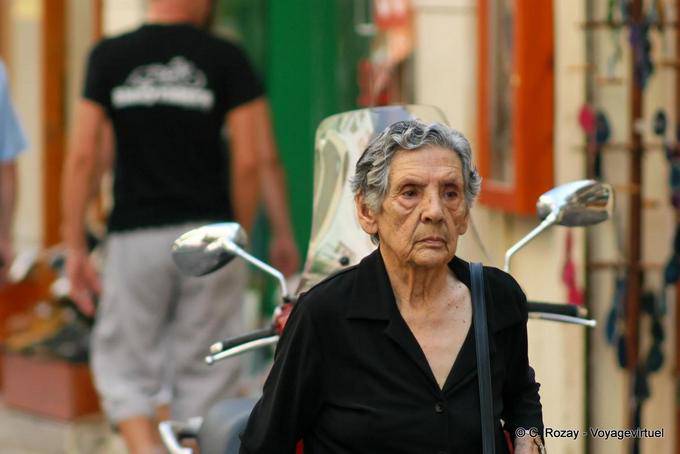 Cara de popa hacia espejos, Rethymnon - Creta, Grecia