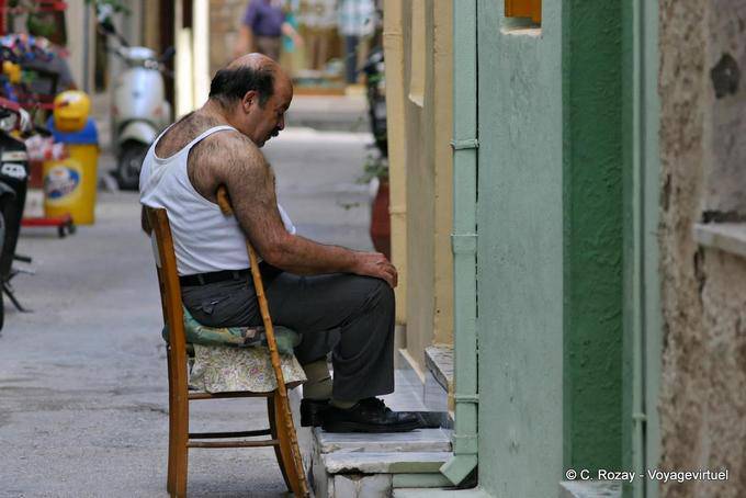 Rethymnon, siesta en los cojines - Creta, Grecia