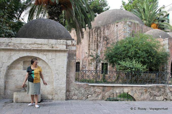 Rethymnon, pasar por delante de las cúpulas de la Mezquita Kara Musa Pasha, el monasterio dedicado a la Iglesia de Santa Bárbara - Creta, Grecia