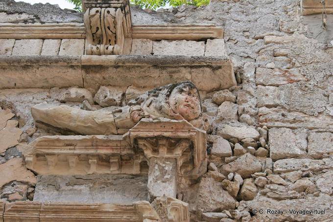 Rethymnon, detalle arquitectónico del portal de una casa veneciana - Creta, Grecia
