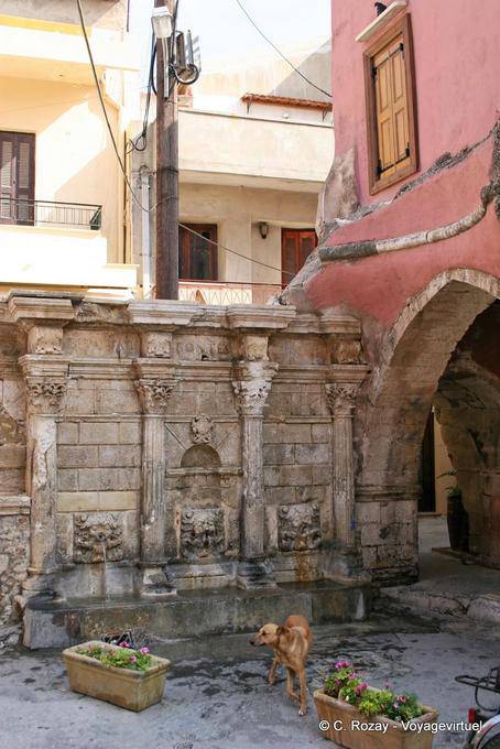 Rethymnon, la fuente veneciana Rimondi dio cuenta durante el Renacimiento y situada en el lugar de Plano - Creta, Grecia
