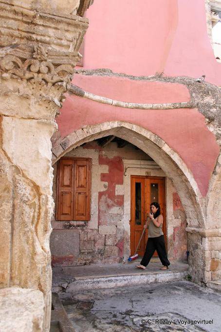 Rethymnon, arco a la derecha de la fuente Rimondi en la plaza del Plano - Creta, Grecia