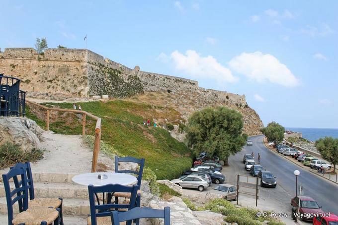 Rethymnon, las paredes de la fortaleza vista Fortezza veneciano (Frourio) de Emmanouil Kefalogianni - Creta, Grecia