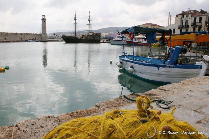 Rethymnon, red de pesca y barco turístico en el puerto viejo - Creta, Grecia