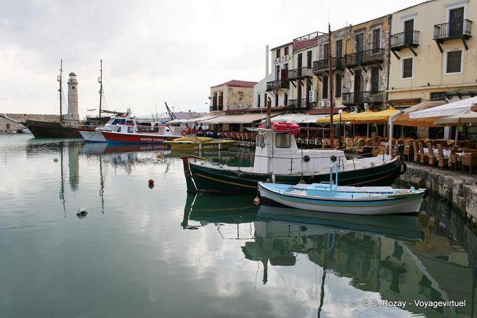 Rethymnon, con vistas al puerto y el faro veneciano - Creta, Grecia