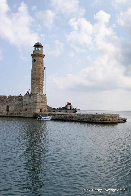 Rethymnon, el faro veneciano en el extremo del muelle - Creta, Grecia