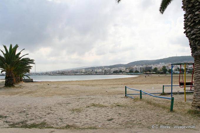 Rethymno, la playa principal en el centro de la ciudad de Rethymno - Creta, Grecia