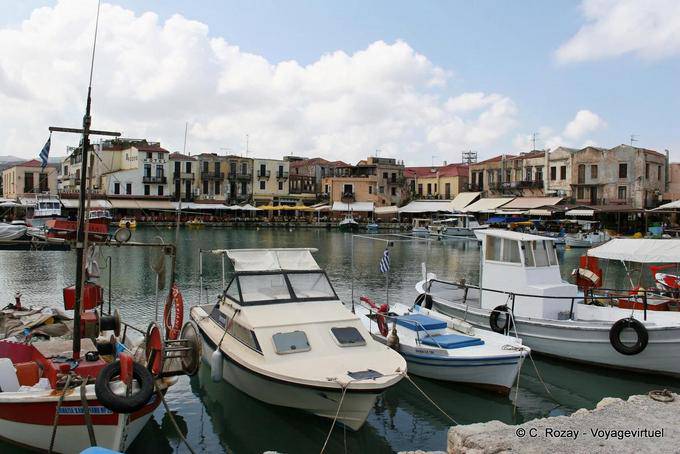 Rethymnon, vista panorámica del puerto veneciano, con sus casas antiguas - Creta, Grecia