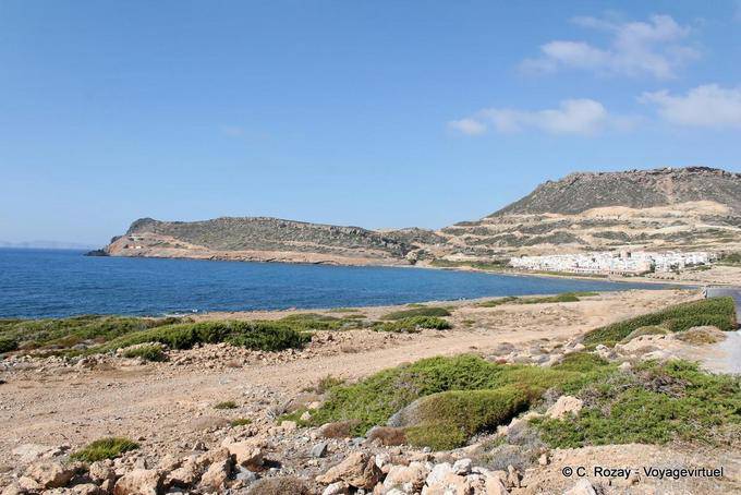 Sitia, visto desde el punto de vista entre Dionisos y Tripitos en la costa este - Creta, Grecia