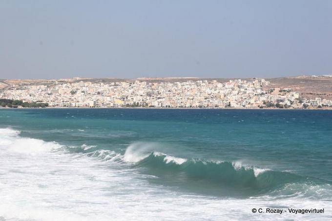 Sitia, vista panorámica de la ciudad desde el mar - Creta, Grecia