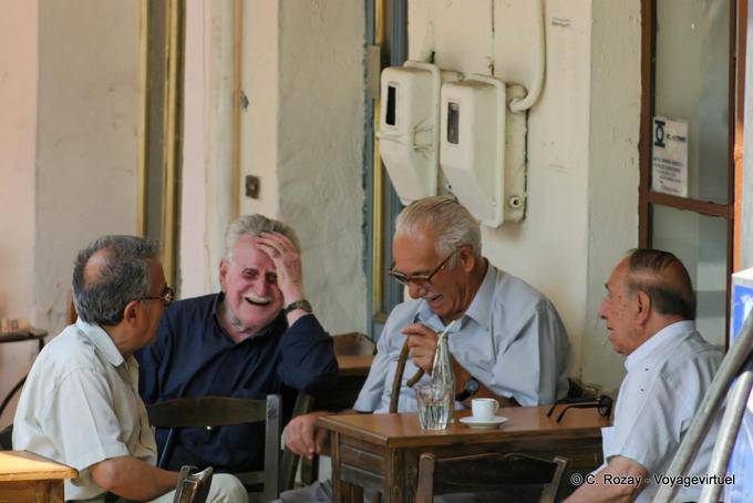 Spili poco de diversión en kafeneion - Creta, Grecia