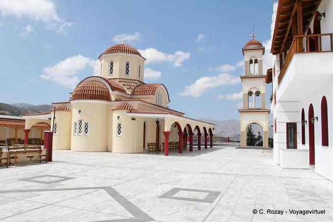 Spili, la iglesia y el campanario de Agios Raphail en la diócesis en el centro del monasterio - Creta, Grecia