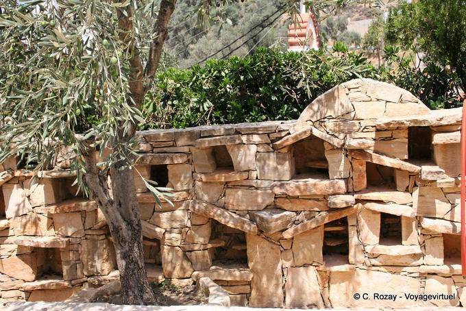 Spili renovado antigua muralla, nichos y piedras planas - Creta, Grecia