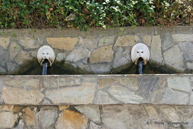 Spili, dos leones de la vista frente fuente - Creta, Grecia