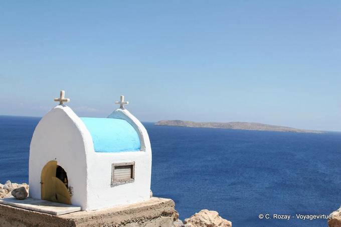 Vai Micro capilla frente a la isla de Elassa - Creta, Grecia