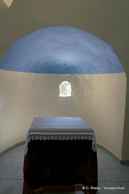 Geometría y luz en la capilla - Creta, Grecia