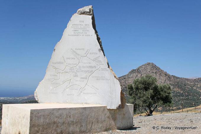 Estela de piedra que muestra una región del cuello Magarikari - Creta, Grecia