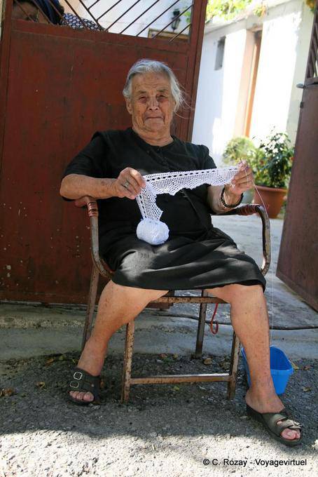 Mamie trabajar el gancho en frente de ella, Vori - Creta, Grecia