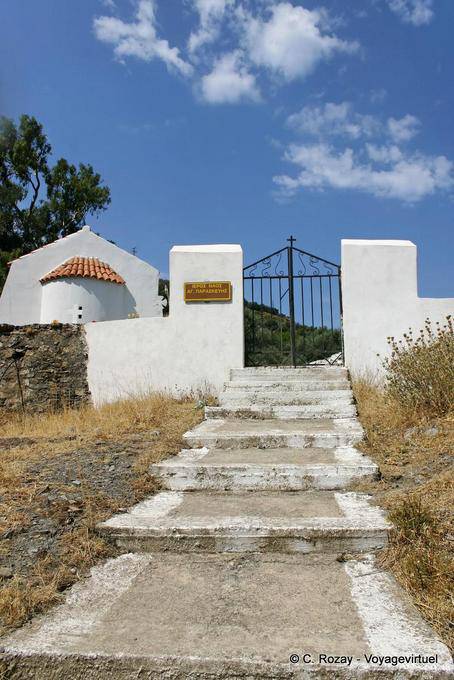 Entrada de la iglesia de Aghia Paraskevi, Voutas - Creta, Grecia