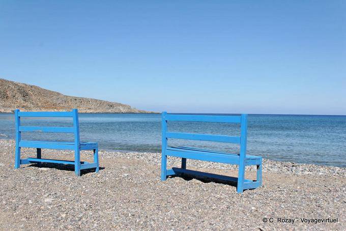 Kato Zakros, bancos de madera instalados allí para admirar el mar infinito - Creta, Grecia