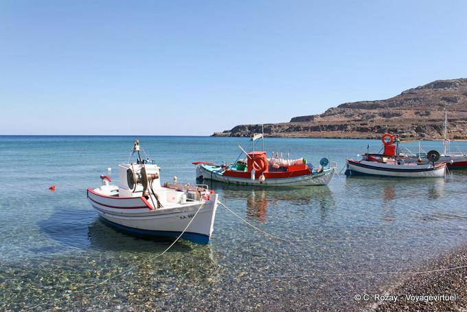 Kato Zakros, barcos de pesca atracado en el agua cristalina - Creta, Grecia