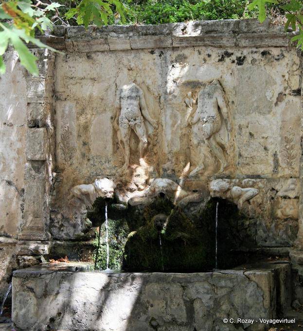 Fuente Zaros, muy antigua fuente en la entrada de Moni Agiou Antoniou Vrontisiou - Creta, Grecia