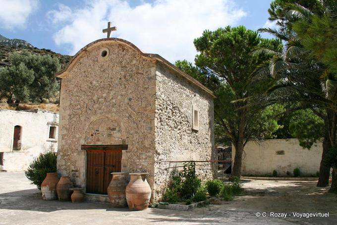 Zaros, capilla en el patio del monasterio de Vrontisiou - Creta, Grecia