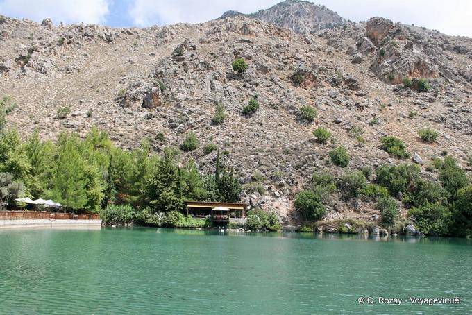 Zaros, el pequeño lago artificial Volomos - Creta, Grecia