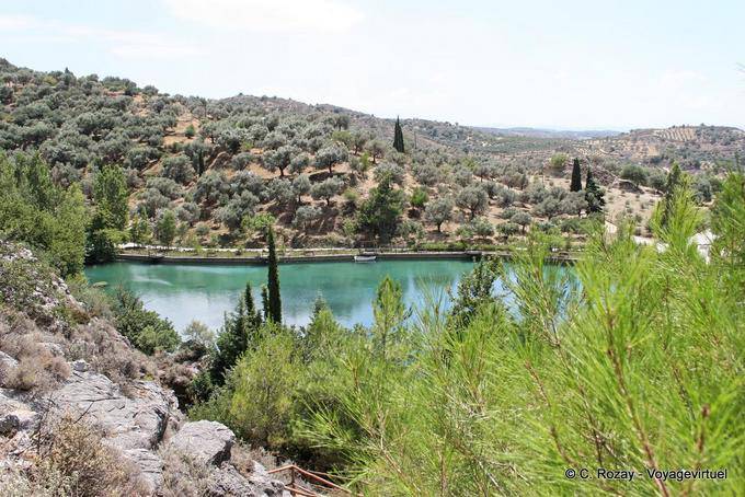 Zaros, otra vista del embalse en Volomos, cipreses y olivos - Creta, Grecia
