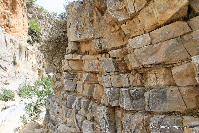 Zaros, pared natural de rocas en el desfiladero de Rouvas - Creta, Grecia